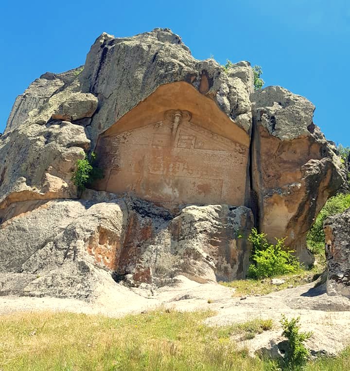 Недовършен монумент в Долината на фригите